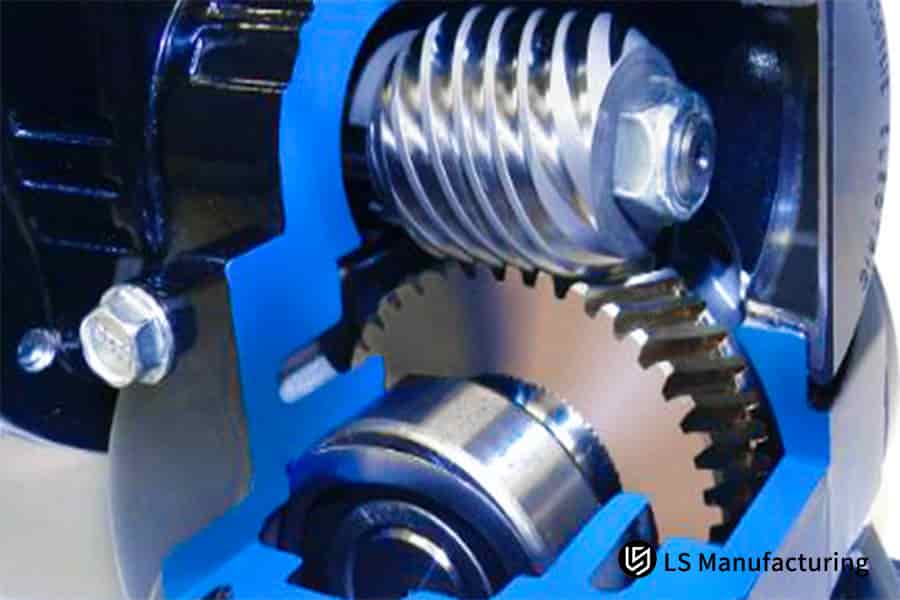 Bearbeitung von hochpräzisen Schneckengetrieben aus legiertem Stahl für industrielle rechtwinklige Kraftübertragungslösungen.