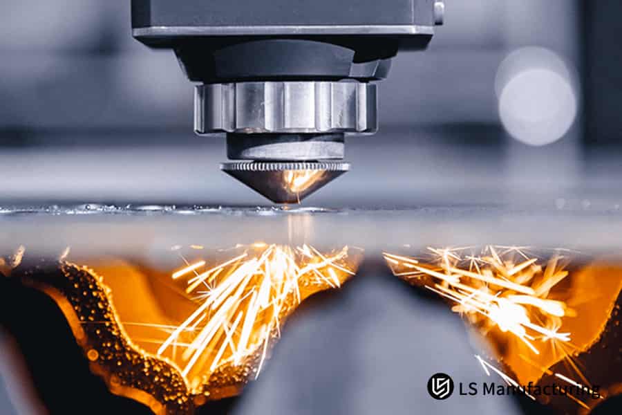 Découpe laser du métal avec une pluie d'étincelles