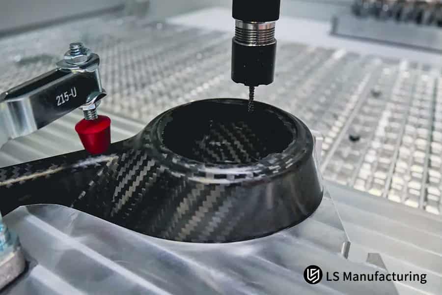 Peça de fibra de carbono de alto desempenho usinada em CNC de 5 eixos pela LS Manufacturing.