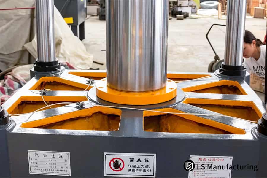 The hydraulic press shapes 5052 aluminum sheet into truck roof panels.