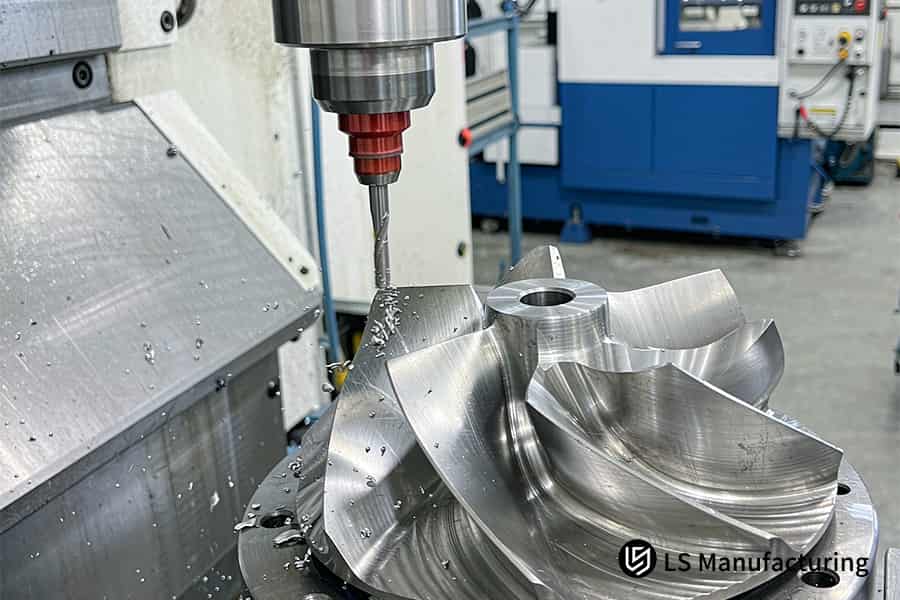 El servicio de mecanizado CNC para la solución de vibraciones del impulsor utiliza refrigerante a 60 bares.