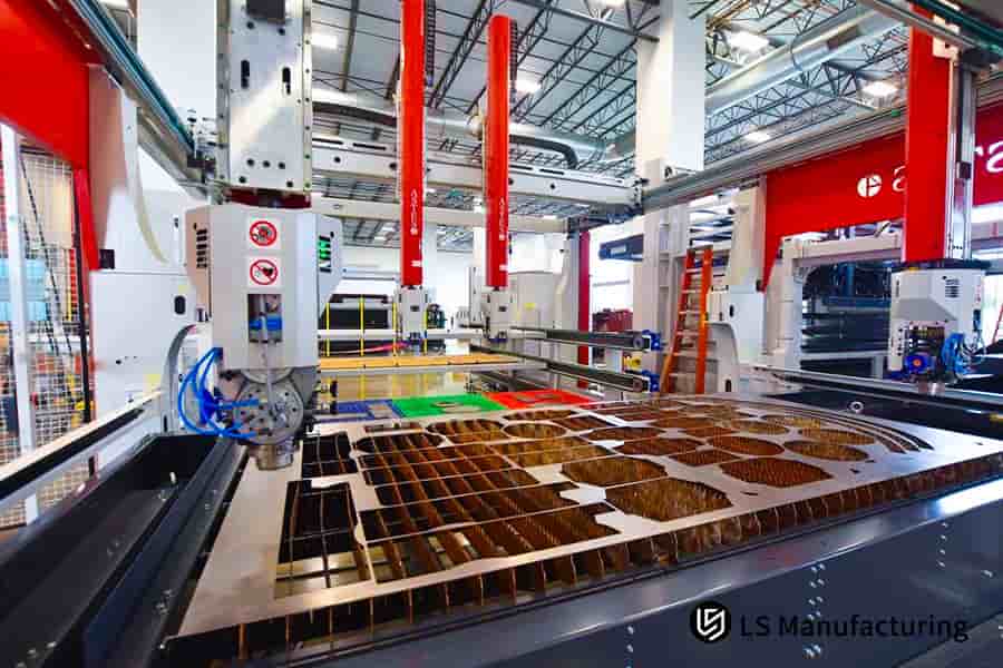 Taglio laser di pezzi di ricambio per carichi pesanti in fabbrica.
