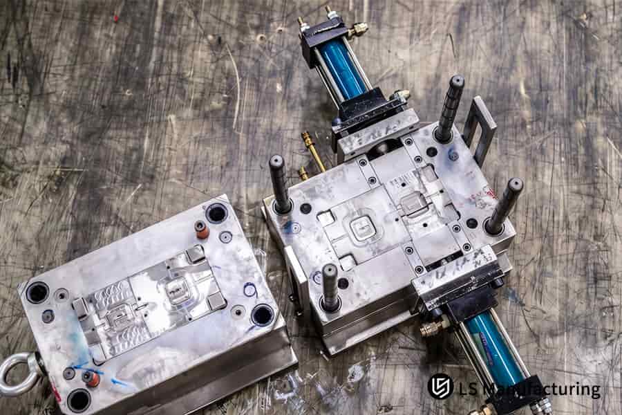Una complessa cavità dello stampo in acciaio raffredda e solidifica il materiale PEEK iniettato per un componente di dispositivo medico personalizzato.