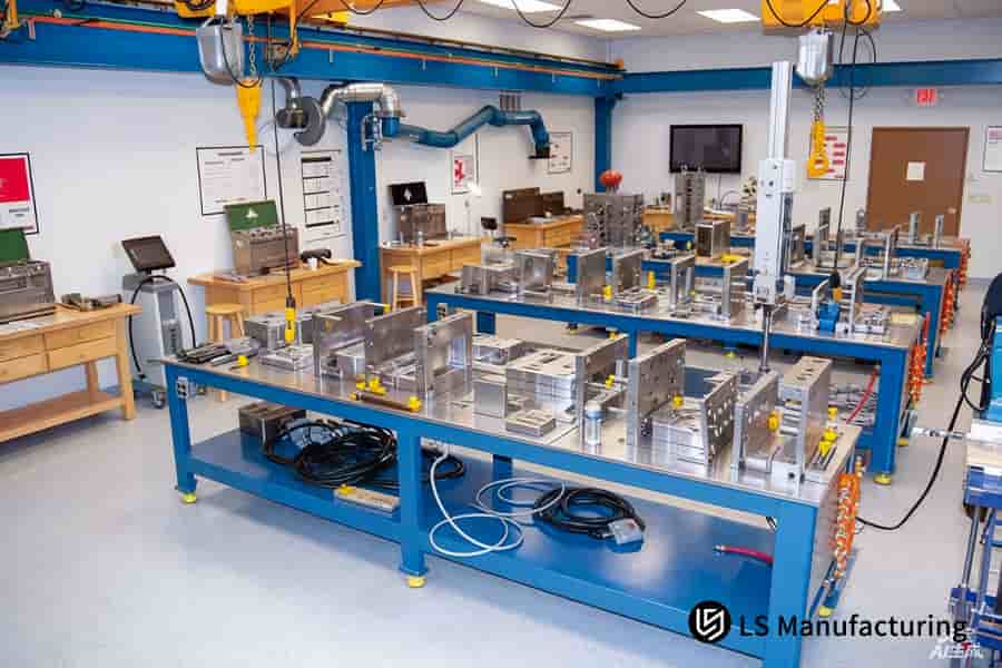 模块化工作站存放钢模组件和工具，用于组装、检验和透明模具定价。