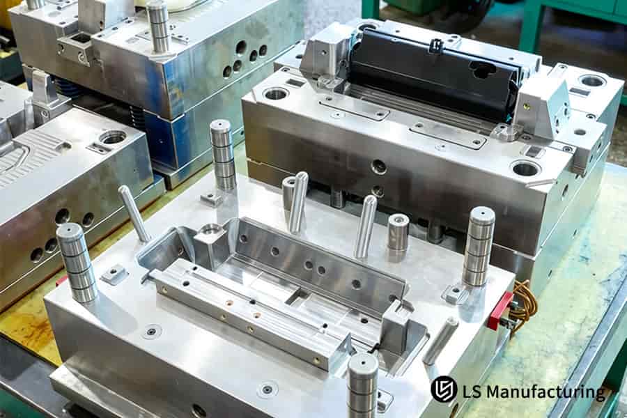 Se preparan moldes de acero de precisión con pasadores guía y cables para la producción de moldeo de TPE/TPU de alta precisión.