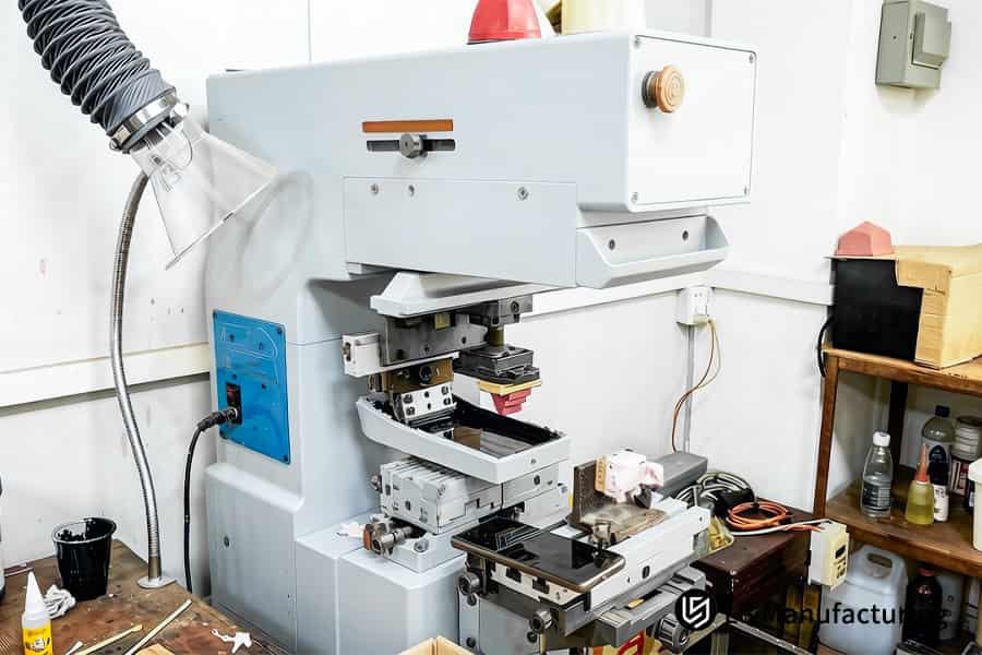 Procédés de conception sur mesure de moulage par injection de plastique ABS pour les boîtiers de connecteurs automobiles avec systèmes d'échappement aériens.
