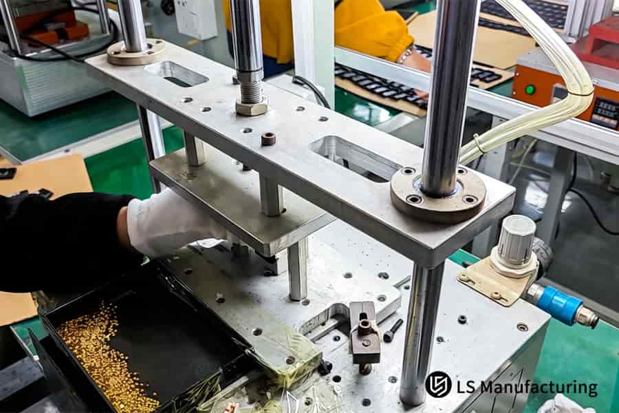 Un opérateur surveille l'injection de plastique dans des cavités en aluminium pour les assemblages intérieurs automobiles.