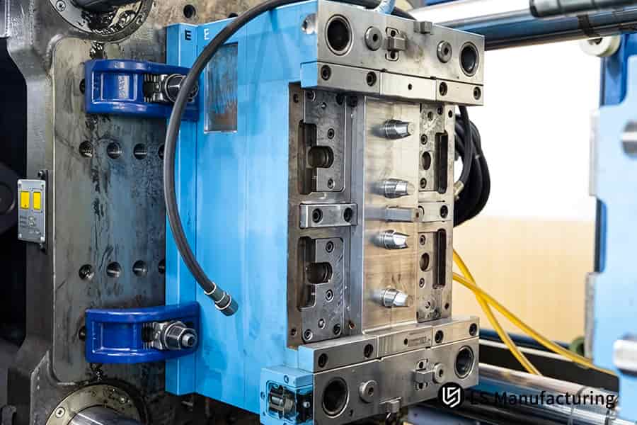 El molde de acero inyecta material TPU azul para formar juntas flexibles para sistemas eléctricos y de fluidos de automóviles.
