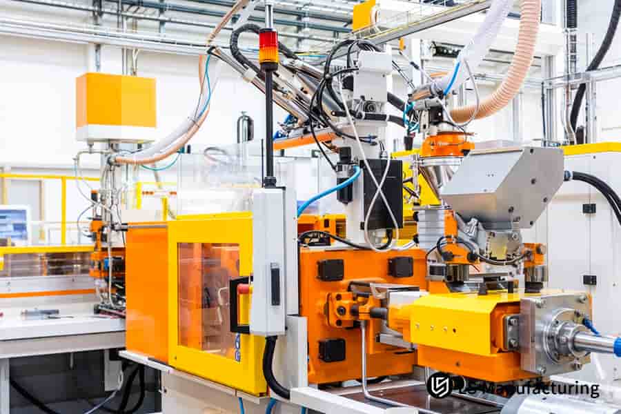 La machine de moulage par injection transforme le polymère PC destiné à un boîtier électronique afin d'optimiser les coûts d'assemblage.