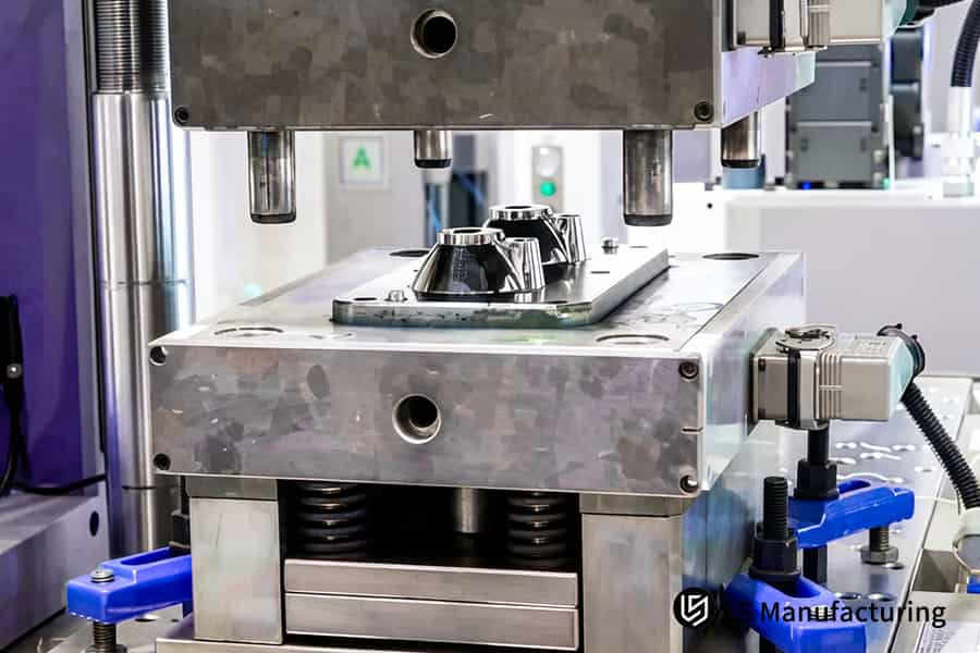 LS Manufacturing 定制的 LSR 防水电连接器采用包覆成型工艺，在 180°C 固化温度下实现零飞边。