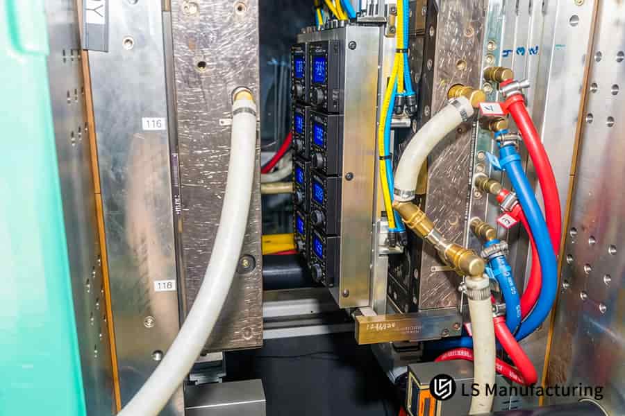 在符合 ISO 13485 标准的洁净室中，采用精密液态硅胶成型工艺生产透明医用垫片。