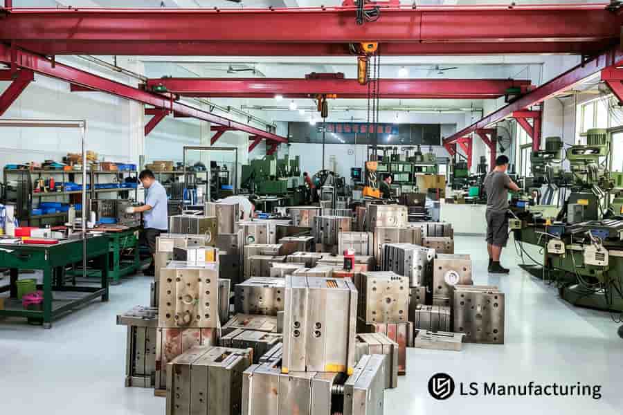 Più stampi a iniezione di acciaio P20 sono impilati per il servizio di stampaggio di produzione ad alto volume nel settore automobilistico.