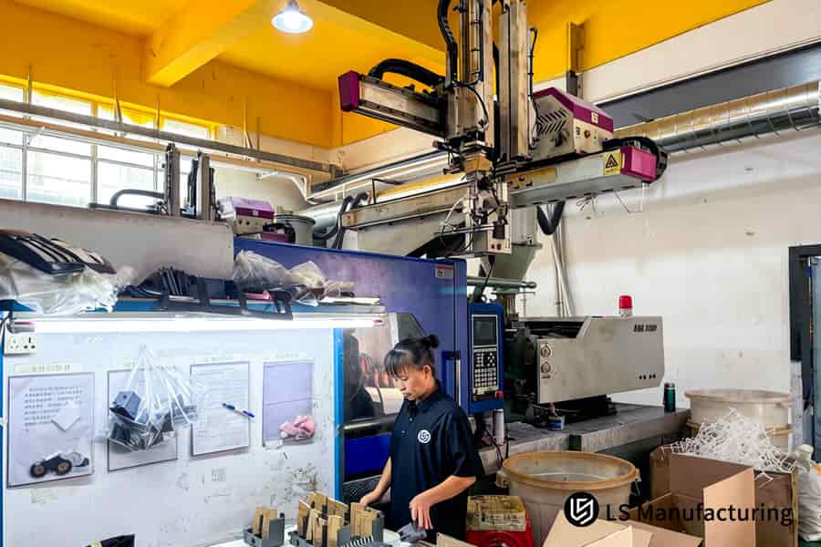 Um operador inspeciona componentes usinados em uma estação de trabalho para garantir uma cotação DFM (Design for Manufacturing) com custo-benefício otimizado para moldagem.