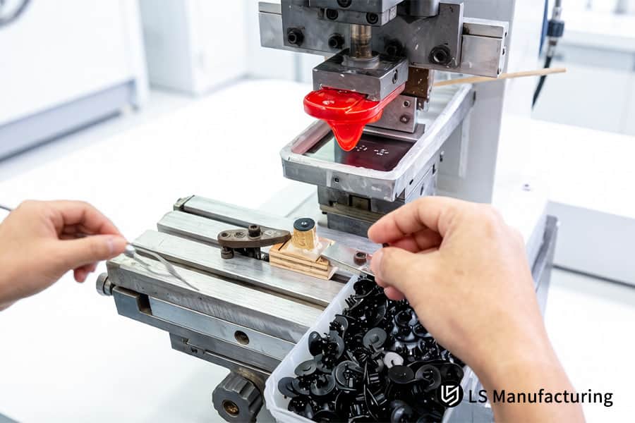 Lo stampaggio a iniezione automatizzato produce parti in PEEK di precisione per connettori elettrici e sistemi di sensori aerospaziali.