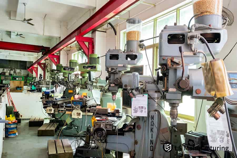 Lo stampaggio del PEEK ad alta temperatura lavora il materiale per formare componenti per applicazioni automobilistiche e mediche.