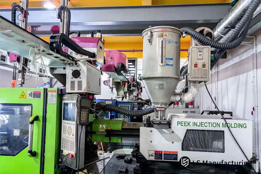 Lo stampaggio a iniezione di PEEK ad alta precisione controlla il flusso e la temperatura del materiale tramite un'interfaccia del pannello digitale.