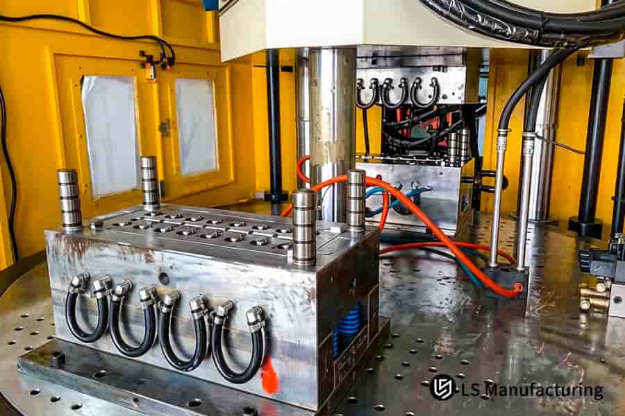 La machine d'injection injecte du thermoplastique fondu dans l'outillage métallique sous une pression de serrage élevée.