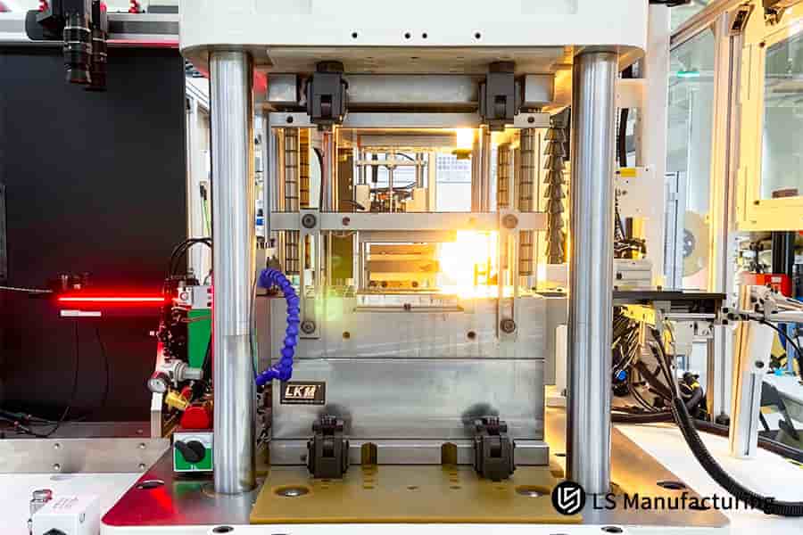 精密嵌件成型服务将带有冷却通道的金属嵌件组装到 LS Manufacturing 的汽车传感器模具中。