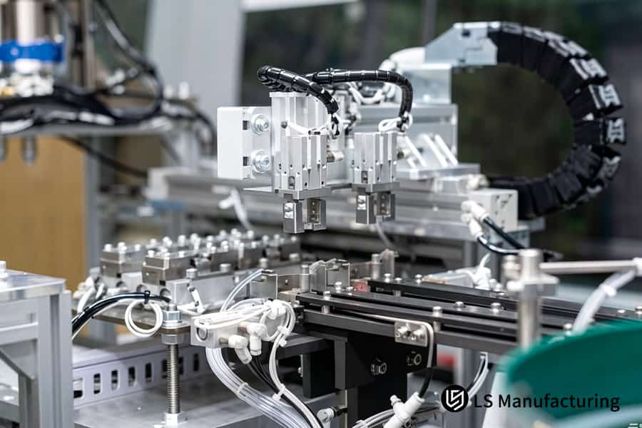Los procesos de moldeo por inserción a medida introducen polímero fundido en un molde multicavidad de aluminio 6061 para la fabricación de pequeñas piezas electrónicas.