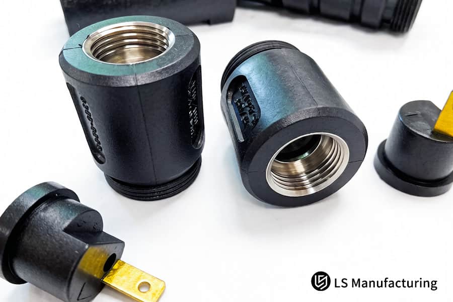 Estos componentes de plástico negro con roscas metálicas están listos para que LS Manufacturing les proporcione un presupuesto de moldeo por inserción para fabricantes de equipos originales (OEM).