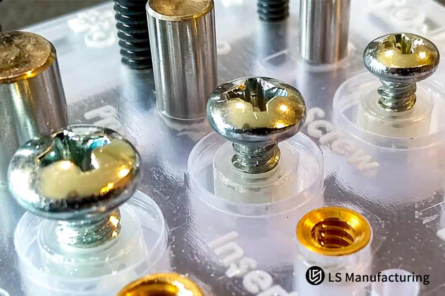 定制嵌件成型制造商在 LS Manufacturing 将熔融尼龙注入汽车电子元件的不锈钢螺丝周围。