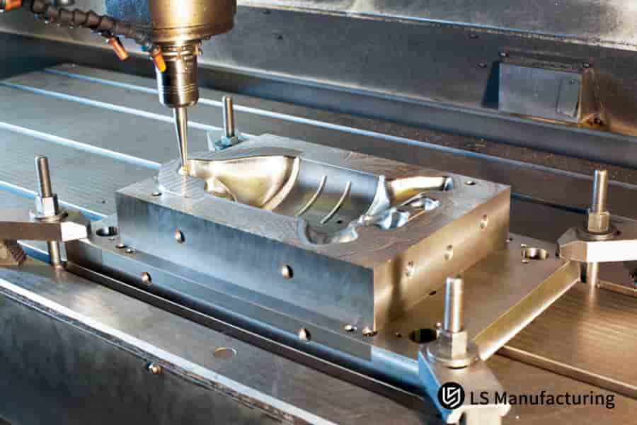 Usinage CNC sur mesure avec liquide de refroidissement bleu en action par LS Manufacturing