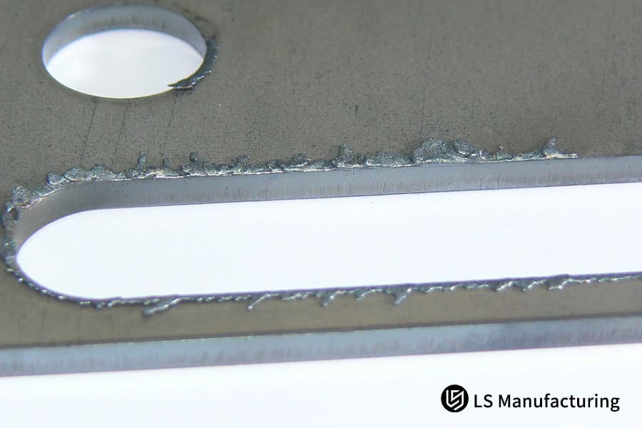 El corte por láser elimina las rebabas y la escoria del aluminio.
