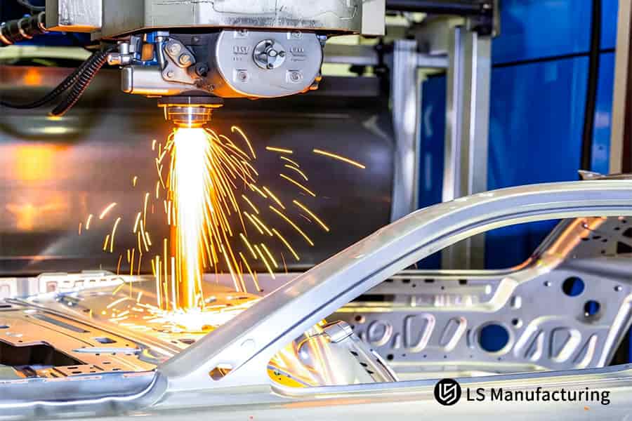 La découpe laser de précision pour l'automobile forme un montant B en aluminium pour un cadre EV.