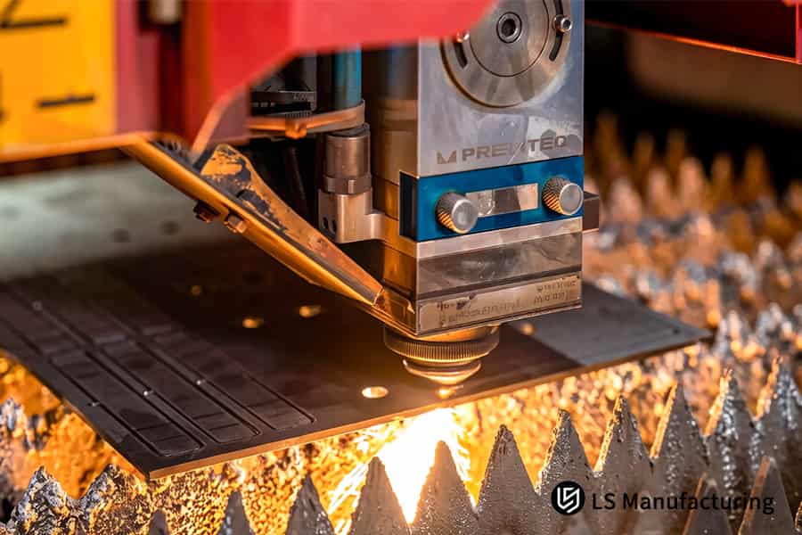 La découpe au laser de l'acier à haute résistance produit un support de support moteur précis pour les camions.