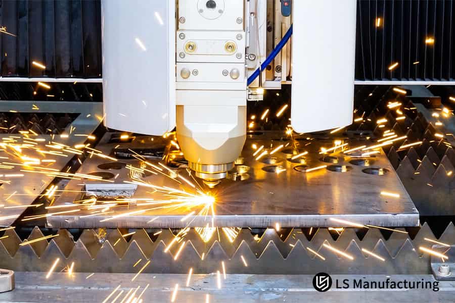 Foratura di una spessa piastra di acciaio preforata per una pressa idraulica personalizzata o un telaio di macchina industriale.
