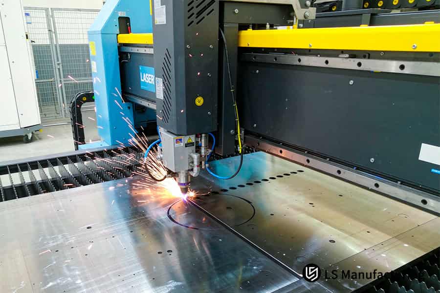 La tête de découpe contrôle le coût du service de découpe laser personnalisé à 2,0 mm.