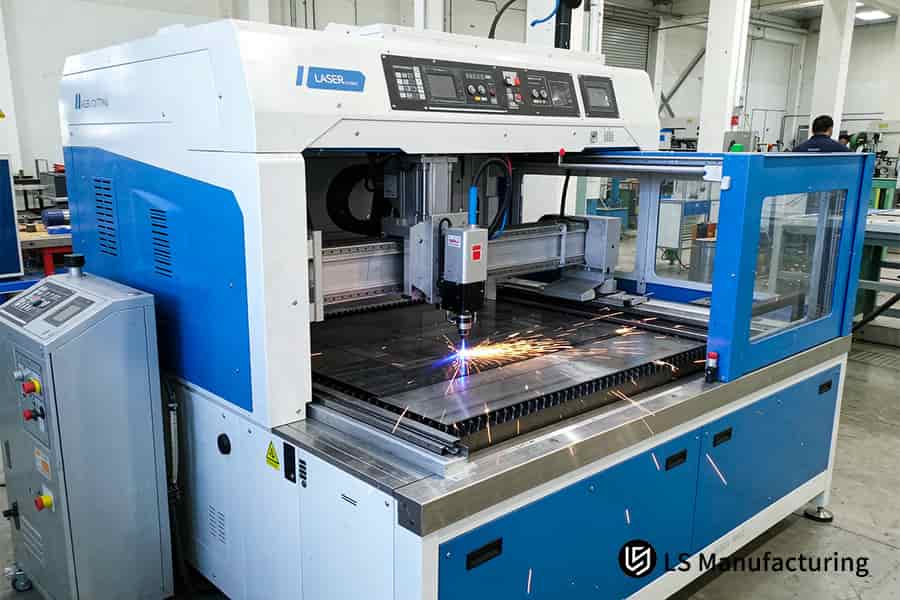 Machine de grande taille traitant les panneaux pour la découpe laser de tôle, avec un taux d'utilisation de 84 %.