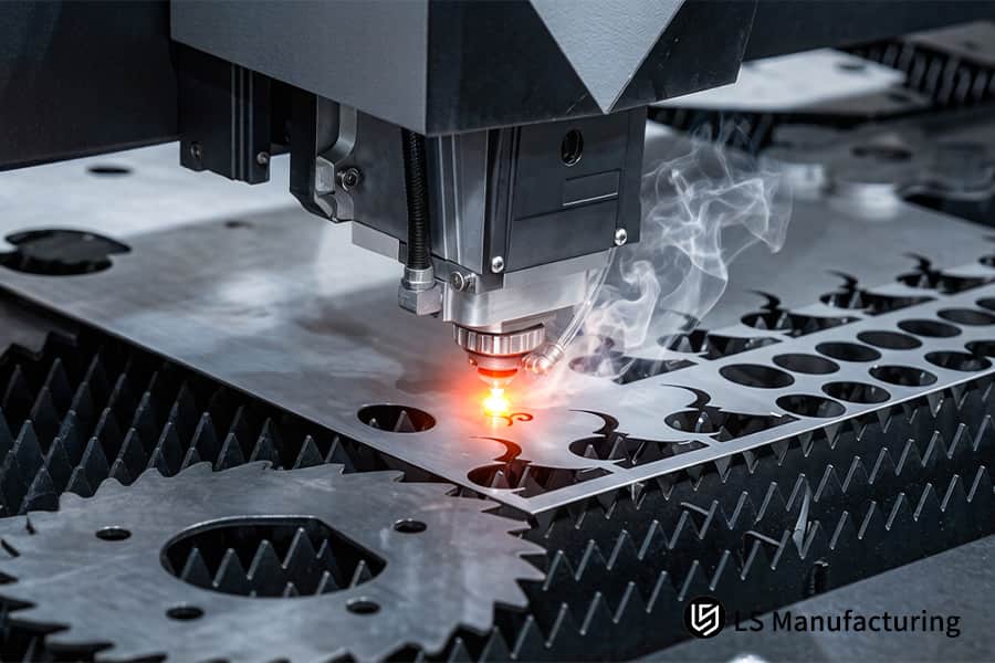 Realizzazione di ingranaggi in acciaio al carbonio per macchinari pesanti con servizio di taglio laser di precisione.