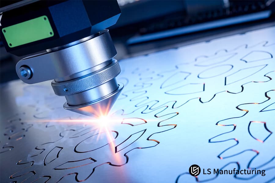 Laserätzdienste erstellen bei LS Manufacturing mit einem fokussierten orangefarbenen Laserstrahl komplizierte Zahnradmuster auf einem Metallblech.
