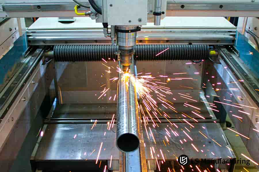 Des étincelles jaillissent lorsque la tête de découpe coupe un tube métallique de 3 mm, ce qui explique pourquoi la découpe laser est coûteuse.
