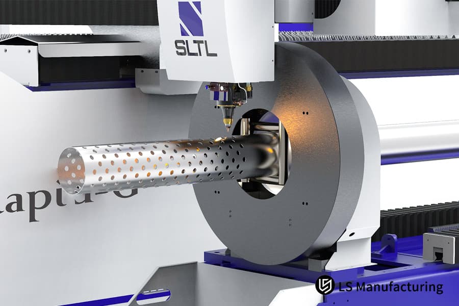 Cortar orificios precisos en un tubo de acero inoxidable para componentes estructurales y de sistemas de filtración.