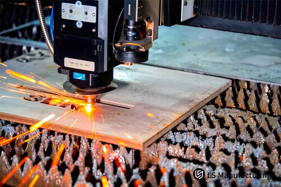 Ein Hochleistungs-Faserlaser, der eine Kohlenstoffstahlplatte für Strukturteile schwerer Industriemaschinen schneidet.