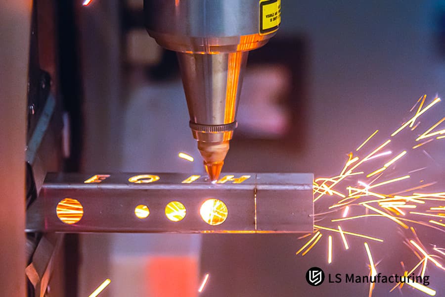 Un láser perfora un corte por láser de acero inoxidable para tubos con alta precisión para ventilación y componentes estructurales.