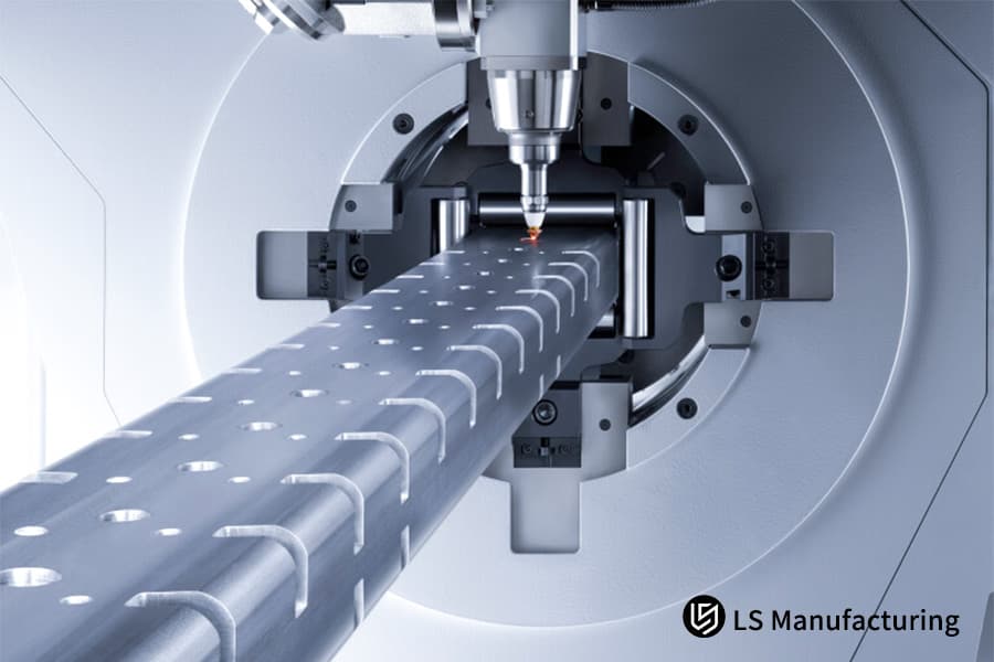 Creación de perforaciones precisas en un tubo de acero inoxidable desde el interior para sistemas de ventilación industrial.