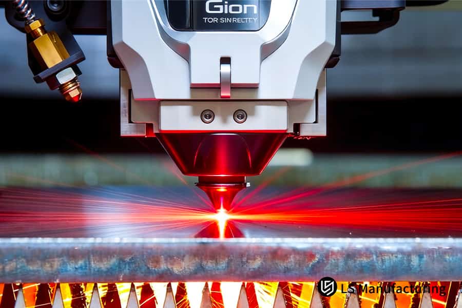 Ein Faserlaser-Metallschneidsystem schneidet 304-Edelstahlblech für Komponenten von Luft- und Raumfahrtpaneelen.