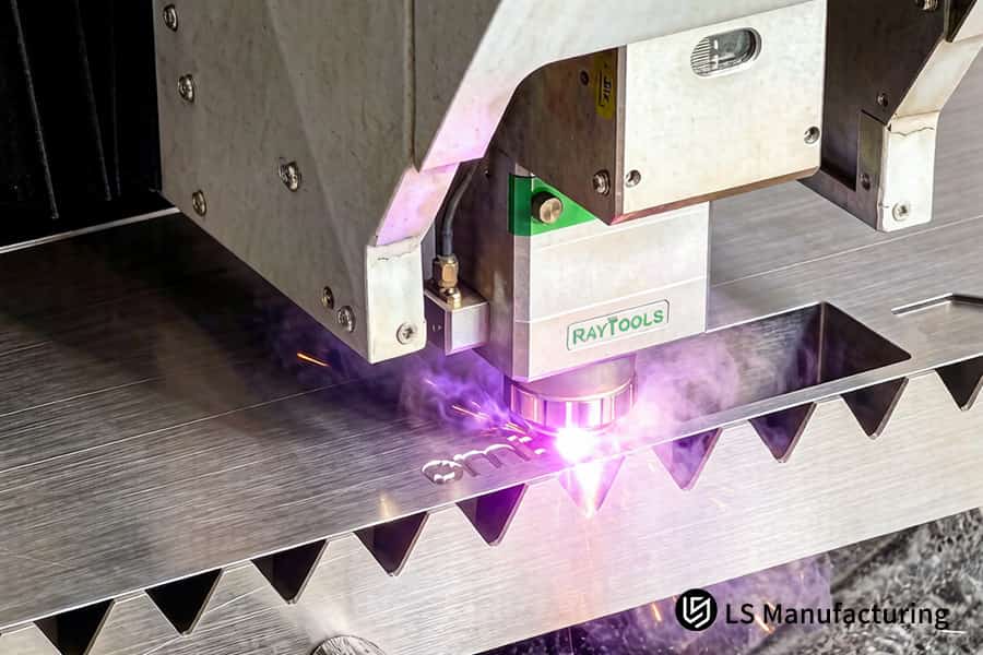Un laser RAYTOOLS taglia un giunto dentato in acciaio per componenti del sistema di trasmissione di macchinari pesanti.