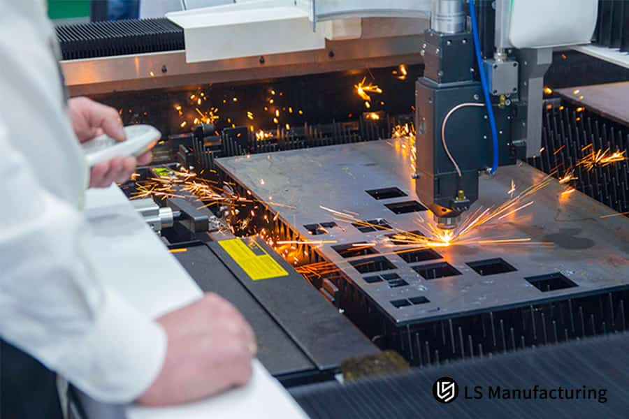 Une machine de découpe laser d'acier galvanisé.