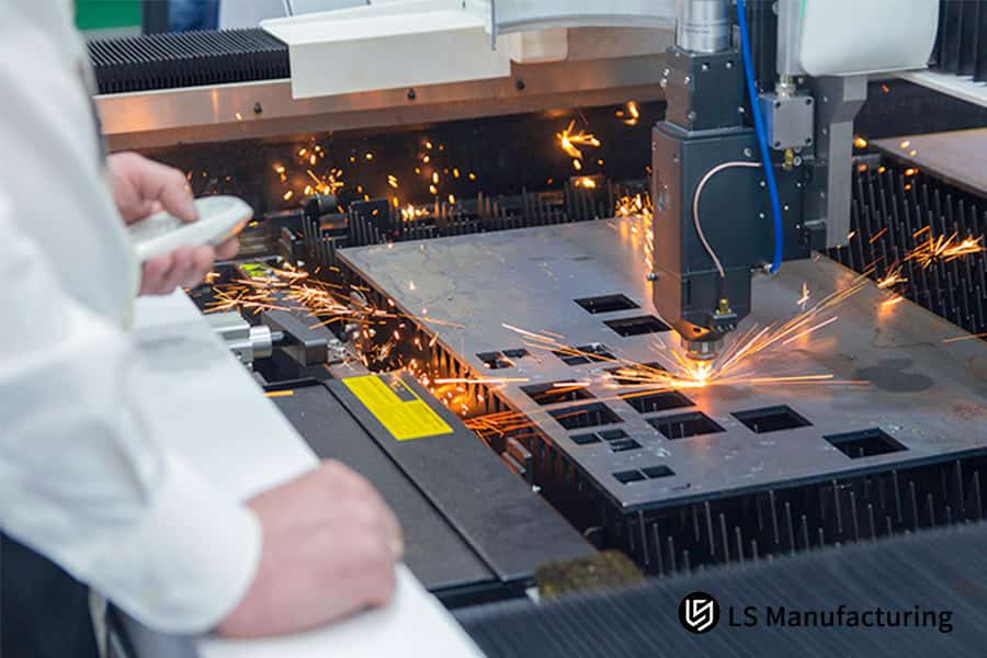 Un operatore del servizio DFM di taglio laser al lavoro