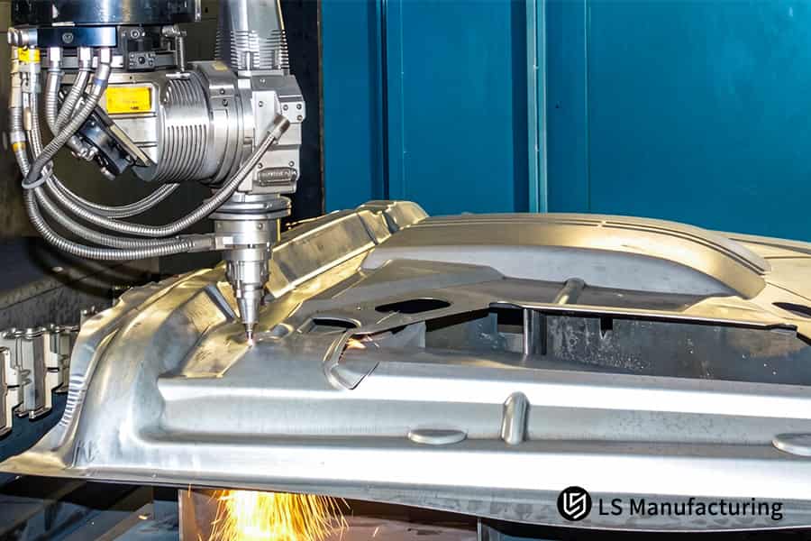 Un service de découpe laser automobile découpe un support de châssis dans de l'acier à haute résistance de 2 mm.