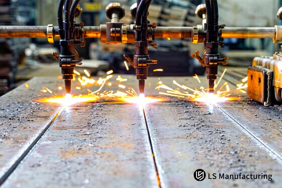 Taglio di piastre in acciaio per parti di telai automobilistici utilizzando un servizio di taglio laser ad alta precisione.