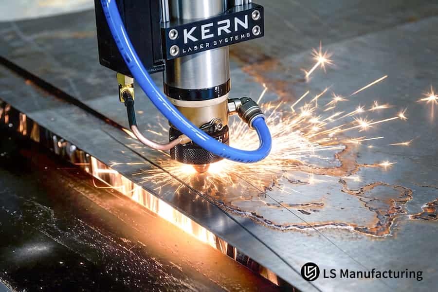 Taglio di una lamiera spessa di acciaio al carbonio per un componente di un telaio industriale con un servizio di taglio laser.