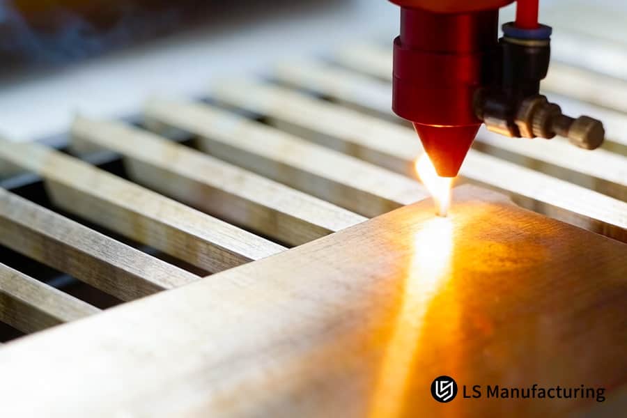 Laserätzung brennt dauerhafte lineare Spuren auf Hartholz für maßgeschneiderte Möbelschreinereien.