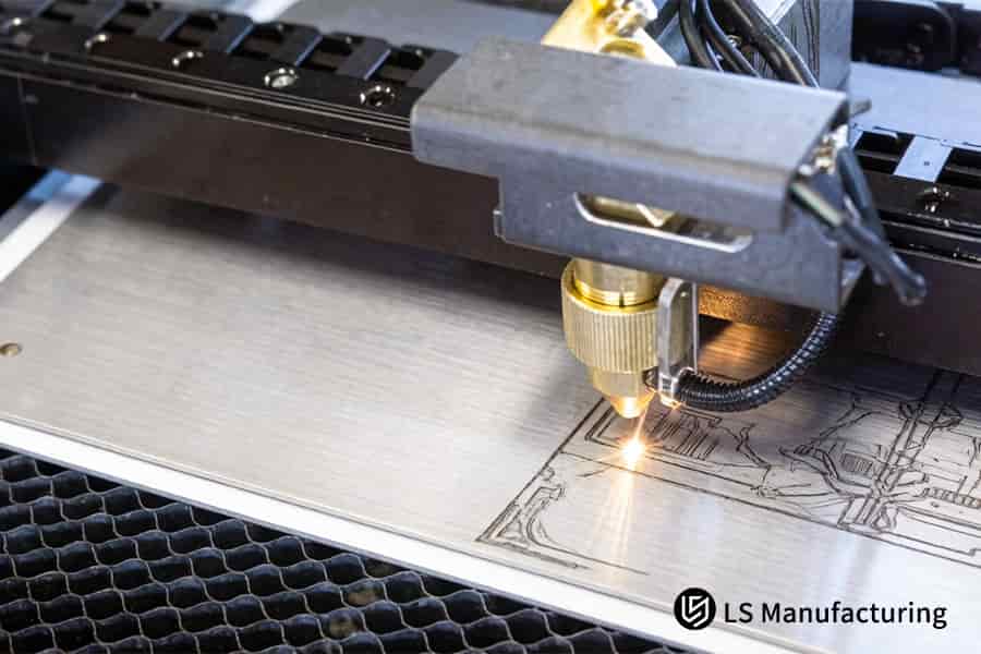 Lasergravur schnitzt präzise Bauteilkanten auf Edelstahl für feinmechanische Vorrichtungen.