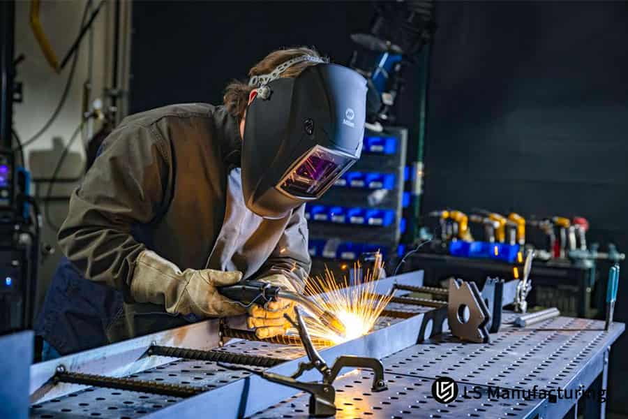 Tecnico che esegue assemblaggi di saldatura personalizzati