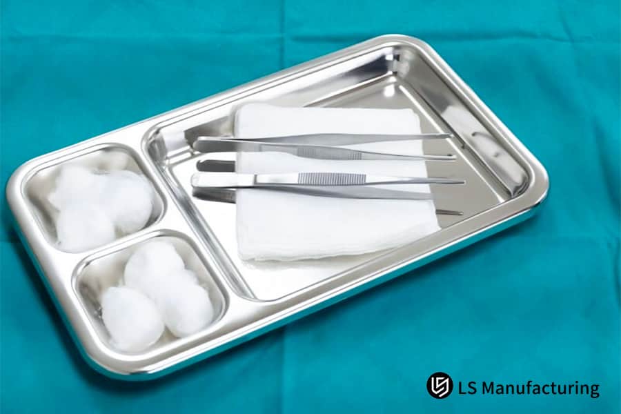 Instruments médicaux en acier inoxydable sur un tissu vert